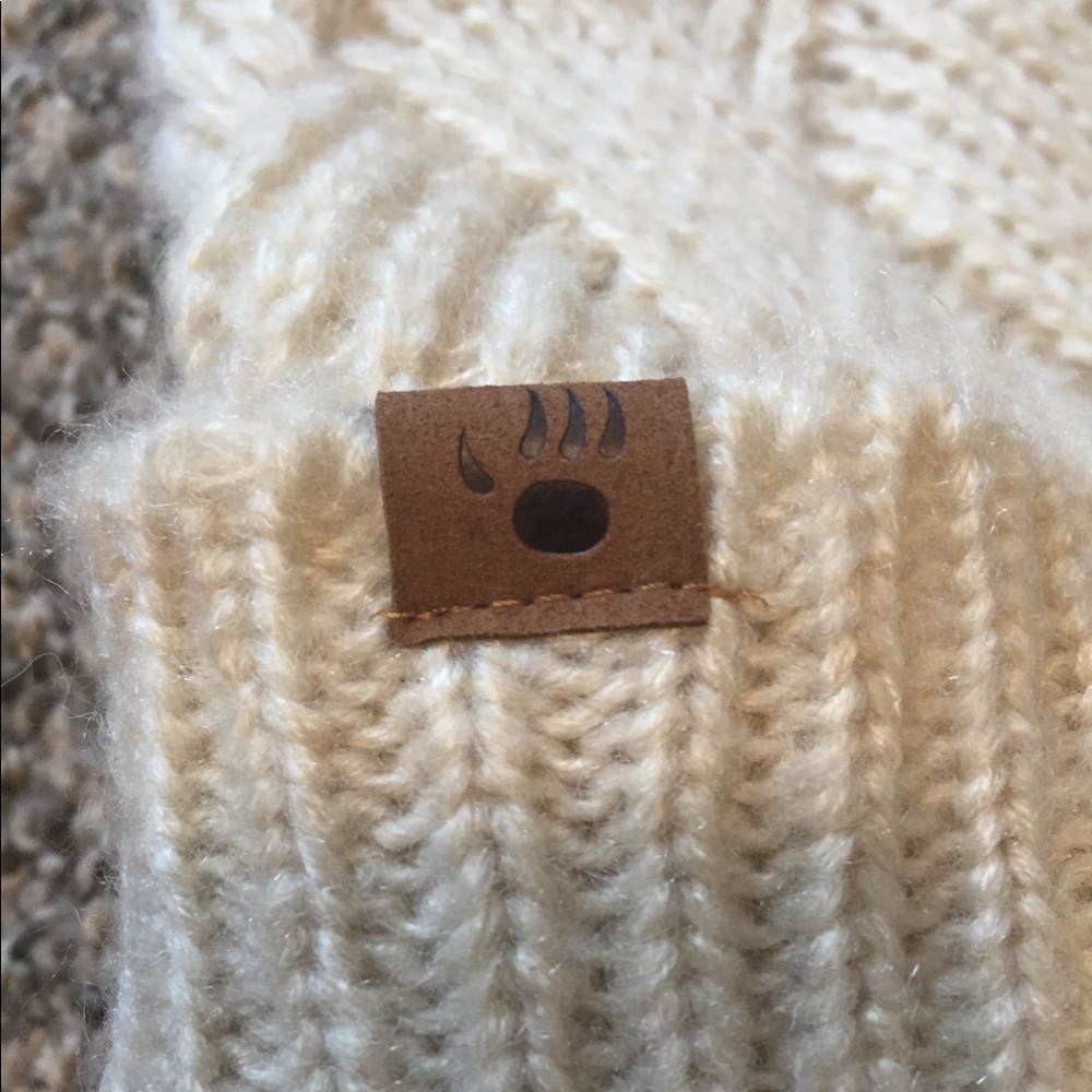🦋 NWOT BearPaw Beanie - Picture 4 of 4